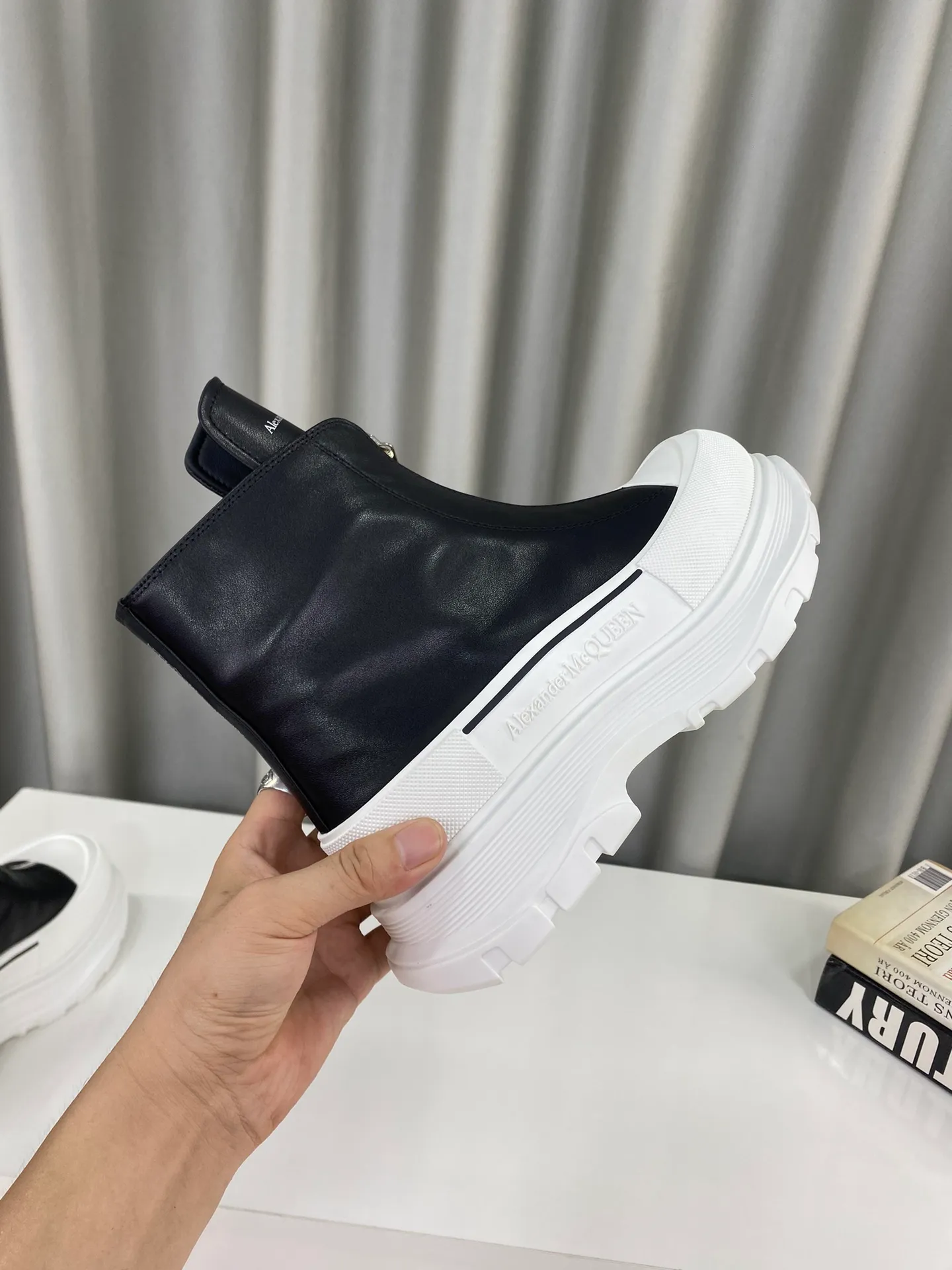 👟👟Ex-factory price 640👟👟Male +10 🔺Mc Queen 🔺Alexander McQueen's latest model, thick-soled front zipper motorcycle boots🌈 The designer has a bold idea, perfectly combined with the trend of the times, super comfortable and versatile, new motorcycle style design, multiple crafts splicing outsole, it is perfect, many celebrities and Internet celebrities endorse it. 🔥Material: Original custom-made first-layer cowhide for the upper. Interior: Original custom crystal sheepskin lining. Outsole: Original TPU multi-layer combination outsole, •┈┈┈┈┈┈★┈┈┈┈┈┈┈• Size: Women’s 35～39 (34, 40, customization is non-returnable) Men’s 39～44 (38, 45, customization is not returnable) Full set of counter original packaging